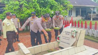 Polres Kuansing Gelar Upacara Tabur Bunga Dan Bantuan Sosial Peringati HUT Satpam Ke 43 Tahun 2023